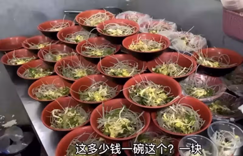 父親殘障！11歲兒子淩晨5點起床幫擀麵「一做就是兩三個小時」，媽背一歲弟烙餅，雖艱苦但溫馨，惹眾人感歎：真的很懂事