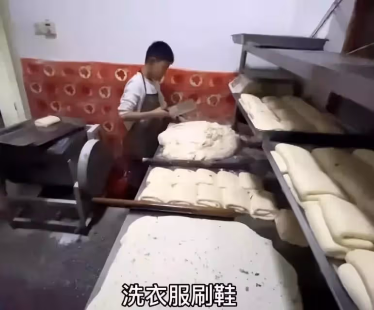 父親殘障！11歲兒子淩晨5點起床幫擀麵「一做就是兩三個小時」，媽背一歲弟烙餅，雖艱苦但溫馨，惹眾人感歎：真的很懂事