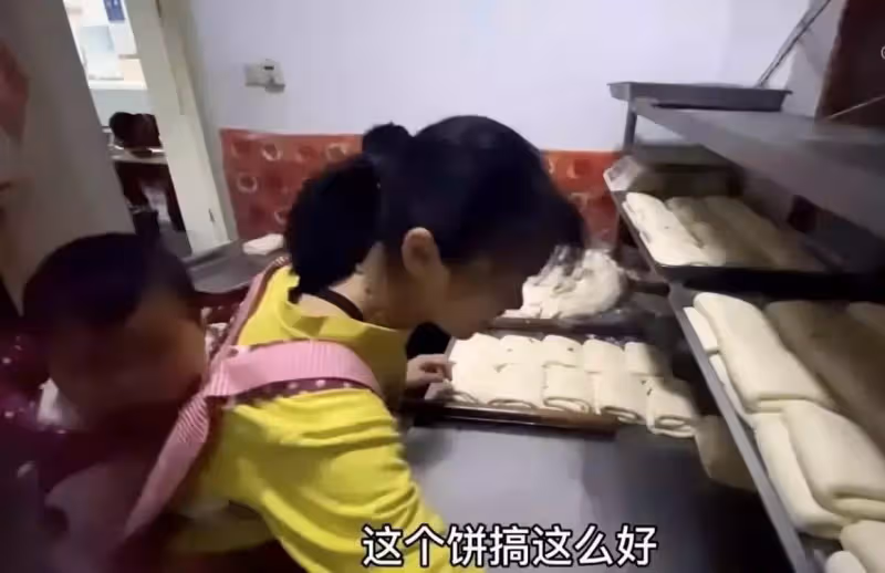 父親殘障！11歲兒子淩晨5點起床幫擀麵「一做就是兩三個小時」，媽背一歲弟烙餅，雖艱苦但溫馨，惹眾人感歎：真的很懂事