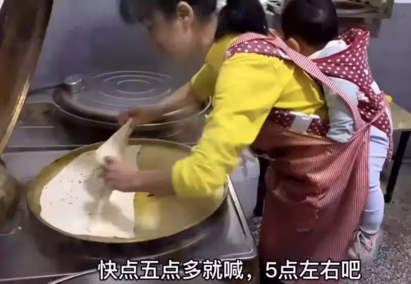 父親殘障！11歲兒子淩晨5點起床幫擀麵「一做就是兩三個小時」，媽背一歲弟烙餅，雖艱苦但溫馨，惹眾人感歎：真的很懂事
