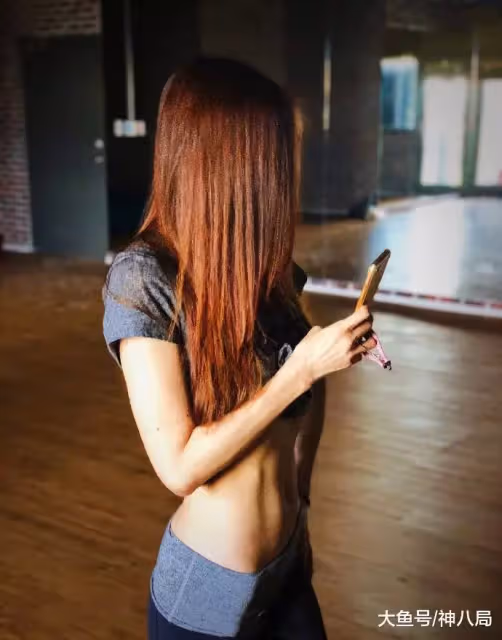 ​51歲蕭薔近照曝光，細腰大長腿搶鏡，腹肌馬甲線身材好過同齡人！