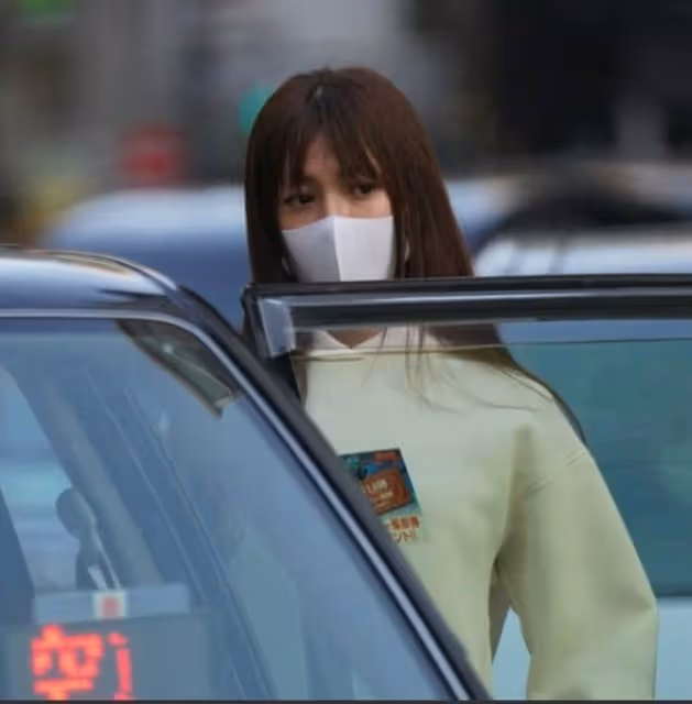 外出聚餐驚現筷子腳　深田恭子健康令人擔憂