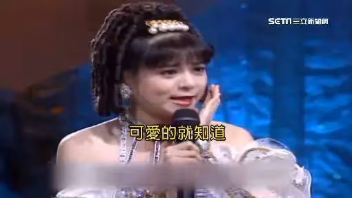 長輩差點掉出來！王彩樺「穿比基尼又跳又唱」肩帶突斷裂　不喊卡「機智反應救場」：太專業
