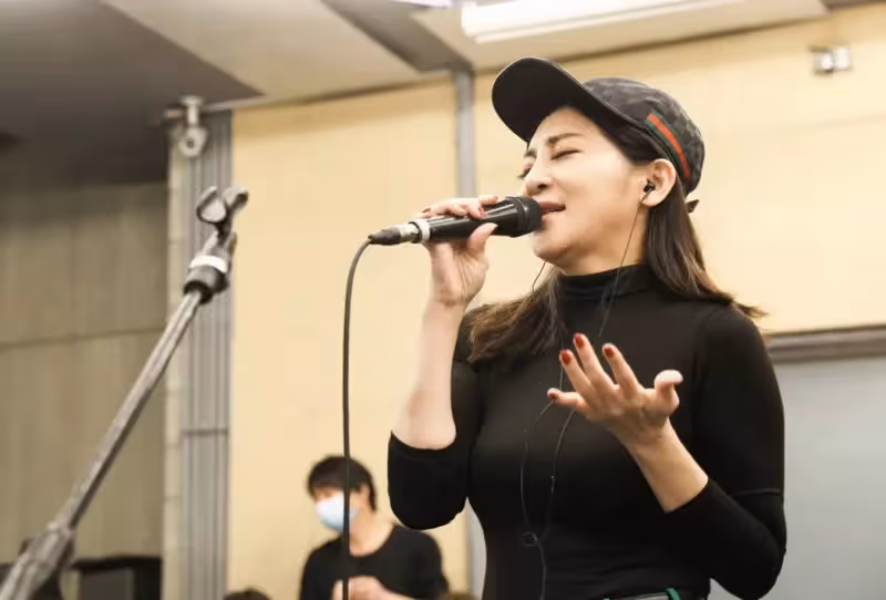 長輩差點掉出來！王彩樺「穿比基尼又跳又唱」肩帶突斷裂　不喊卡「機智反應救場」：太專業