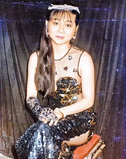 長輩差點掉出來！王彩樺「穿比基尼又跳又唱」肩帶突斷裂　不喊卡「機智反應救場」：太專業
