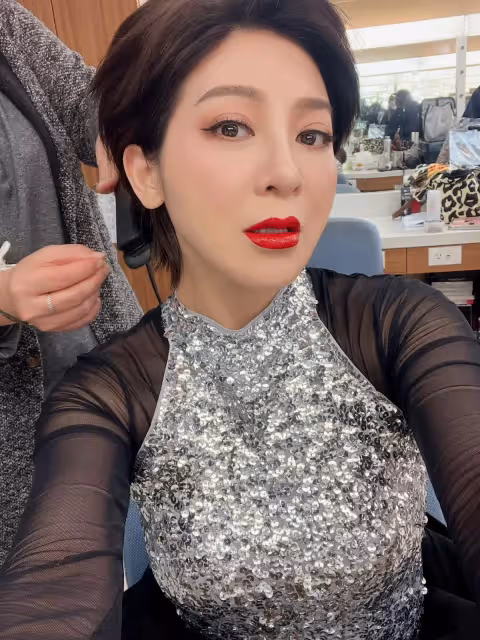 長輩差點掉出來！王彩樺「穿比基尼又跳又唱」肩帶突斷裂　不喊卡「機智反應救場」：太專業