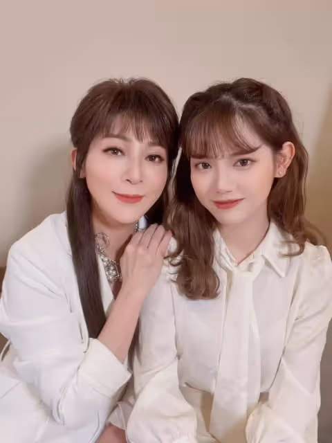 長輩差點掉出來！王彩樺「穿比基尼又跳又唱」肩帶突斷裂　不喊卡「機智反應救場」：太專業
