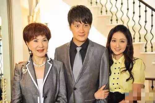 相攜到老！夏台鳳「一婚不順」兒子早逝　今72歲近況「二婚嫁小25歲老公」居家做菜繪畫