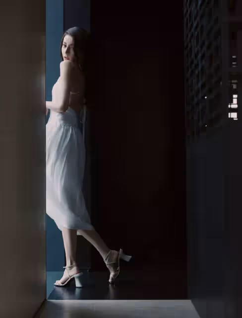 迪麗熱巴著白色不規則露背連衣裙小秀性感 長發微卷溫柔美好