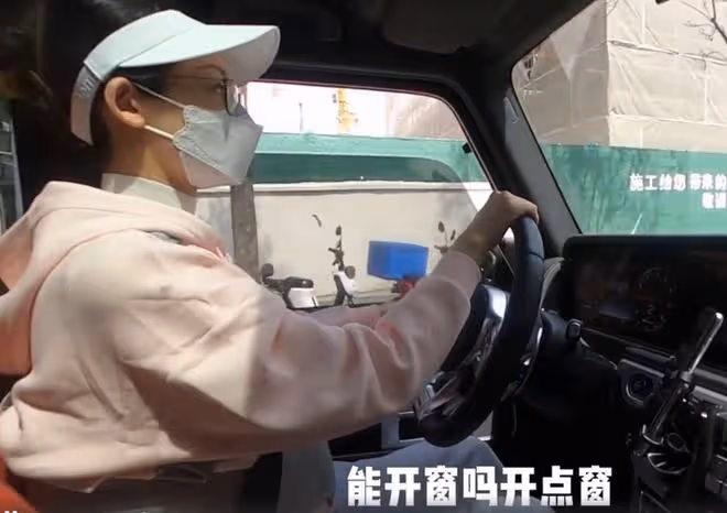鄭愷妻子官宣懷二胎！挺孕肚開豪車去產檢，臨盆在即老公不在身邊
