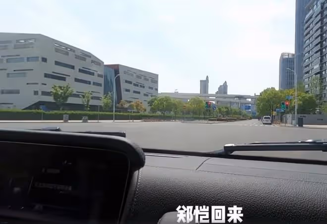 鄭愷妻子官宣懷二胎！挺孕肚開豪車去產檢，臨盆在即老公不在身邊