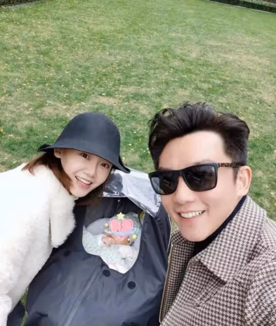 鄭愷妻子官宣懷二胎！挺孕肚開豪車去產檢，臨盆在即老公不在身邊