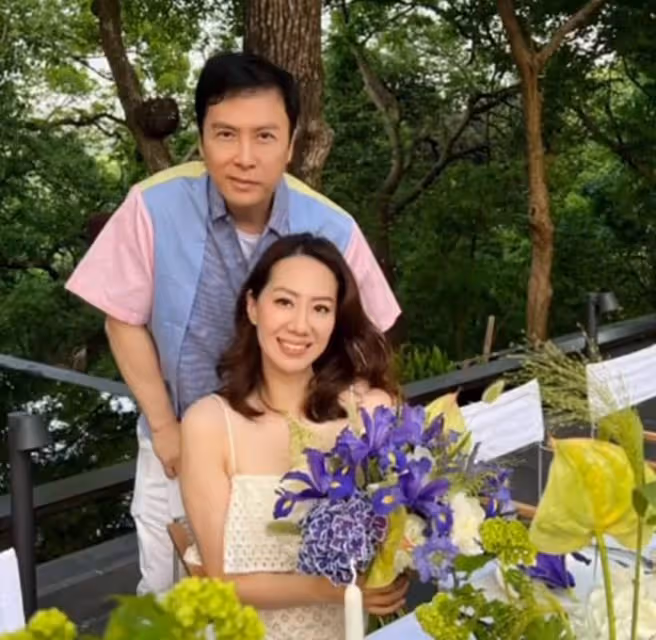甄子丹為妻子慶生,送玫瑰嘟嘴獻吻,汪詩詩與女兒穿弔帶裙秀身材