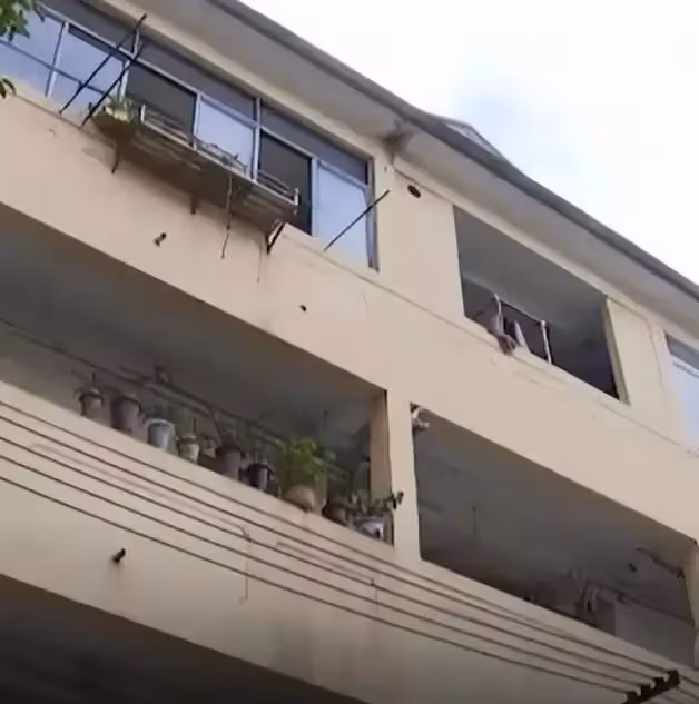 91歲老人被4個子女送養老院,多次逃離未果,子女始終拒絕接回,她哭著說:我想回家多活2年