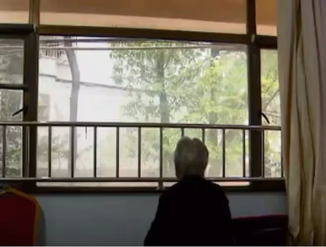 91歲老人被4個子女送養老院,多次逃離未果,子女始終拒絕接回,她哭著說:我想回家多活2年