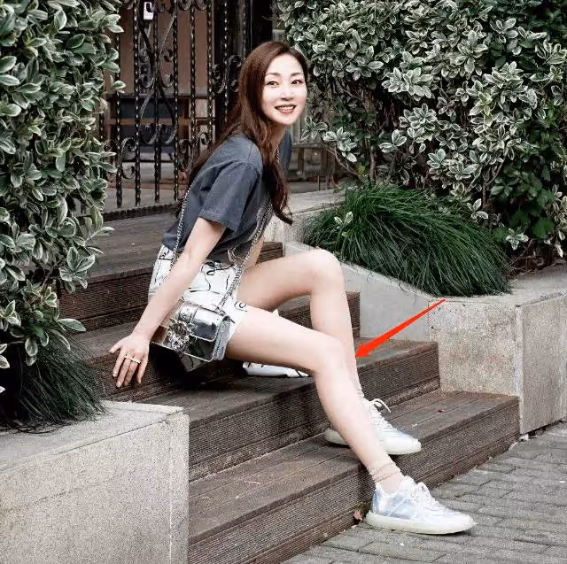 香港「第一美腿」萬綺雯近照曝光!19歲憑美腿打敗王祖賢,52歲顏值逆生長,網友:42寸長腿美人!