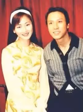 香港「第一美腿」萬綺雯近照曝光!19歲憑美腿打敗王祖賢,52歲顏值逆生長,網友:42寸長腿美人!