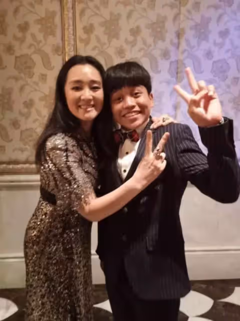 鞏俐中年發福，穿吊帶裙露出拜拜肉，膀大腰圓好真實，網友：怎麼變成大媽了