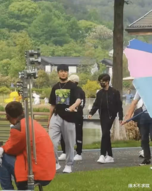 任嘉倫拍戲又被偶遇,圈內高產員忙碌的身影