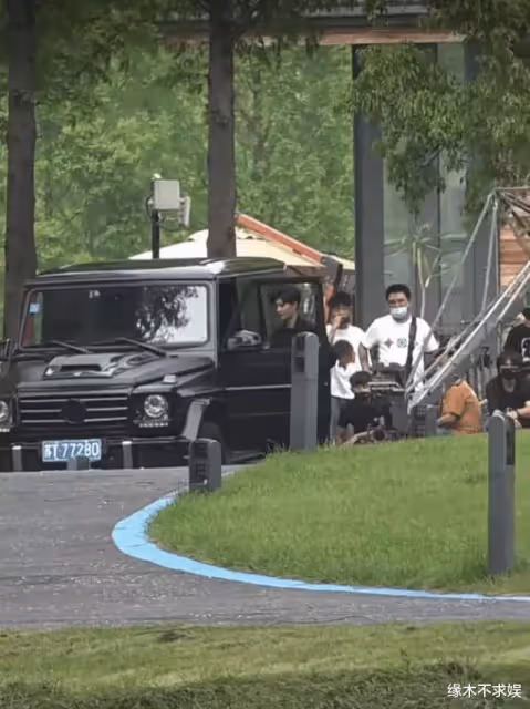 任嘉倫拍戲又被偶遇,圈內高產員忙碌的身影