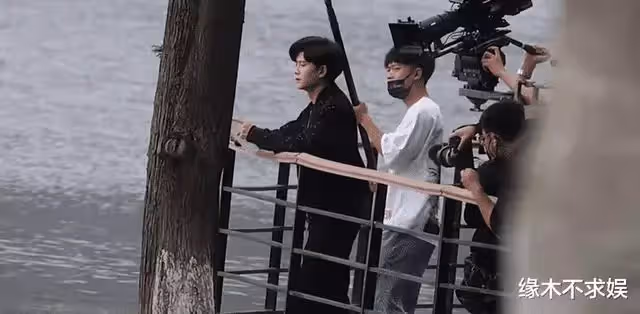 任嘉倫拍戲又被偶遇,圈內高產員忙碌的身影