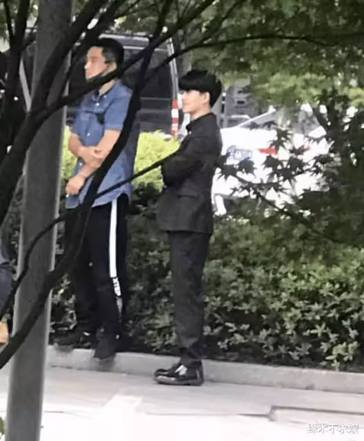 任嘉倫拍戲又被偶遇,圈內高產員忙碌的身影