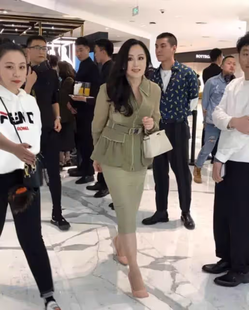 章小蕙真敢穿,56歲穿「蕾絲透視裙」現身活動,蕾絲下面一清二楚,身材很完美~