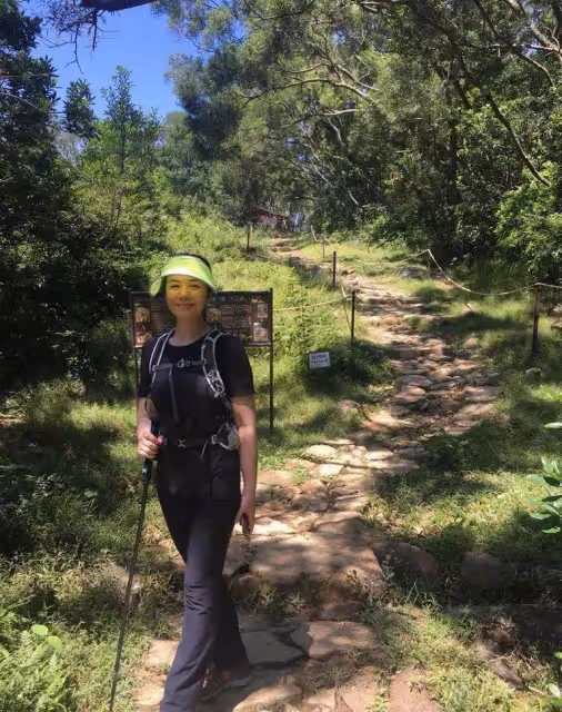 59歲鐘楚紅登山照片曝光,黑色簡約裝扮,臉上出現皺紋,但仍溫柔優雅,網:老的真高級