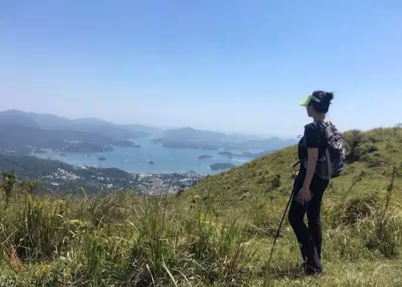 59歲鐘楚紅登山照片曝光,黑色簡約裝扮,臉上出現皺紋,但仍溫柔優雅,網:老的真高級