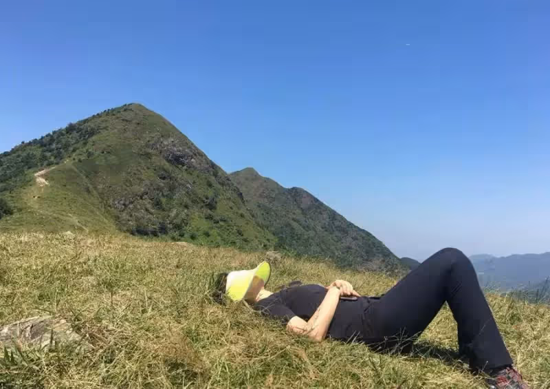 59歲鐘楚紅登山照片曝光,黑色簡約裝扮,臉上出現皺紋,但仍溫柔優雅,網:老的真高級