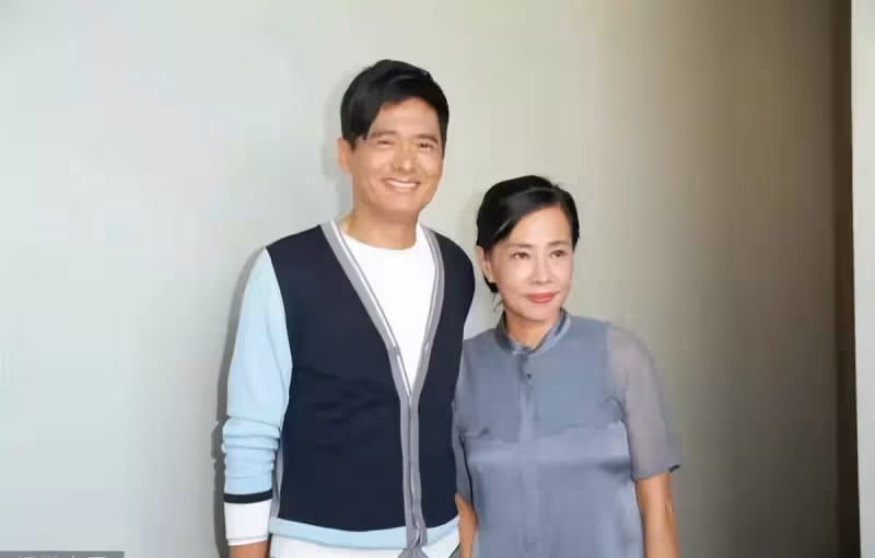 這才是真愛吧!周潤發高調攜妻出鏡,發嫂打扮樸素「摒棄浮誇裝飾」62歲狀態:依舊似少女