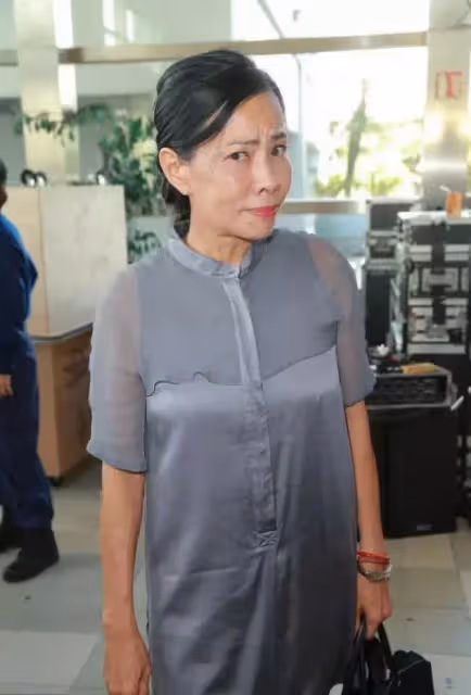 這才是真愛吧!周潤發高調攜妻出鏡,發嫂打扮樸素「摒棄浮誇裝飾」62歲狀態:依舊似少女