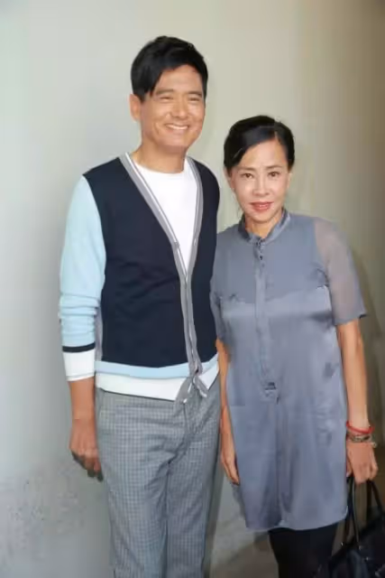 這才是真愛吧!周潤發高調攜妻出鏡,發嫂打扮樸素「摒棄浮誇裝飾」62歲狀態:依舊似少女