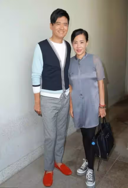 這才是真愛吧!周潤發高調攜妻出鏡,發嫂打扮樸素「摒棄浮誇裝飾」62歲狀態:依舊似少女