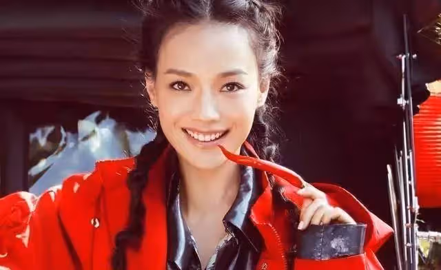 看看性感女神舒淇的家,餐廳用掛毯裝飾,異形櫥櫃太醒目了