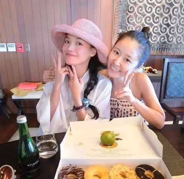看看性感女神舒淇的家,餐廳用掛毯裝飾,異形櫥櫃太醒目了
