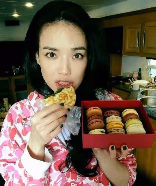 看看性感女神舒淇的家,餐廳用掛毯裝飾,異形櫥櫃太醒目了