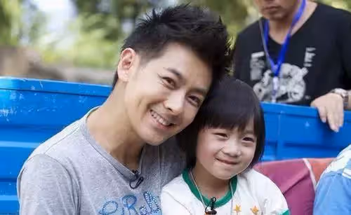 12歲Kimi罕見露正臉,齊劉海變中分,笑眼盈盈,「一年長高12公分」身高直追林志穎
