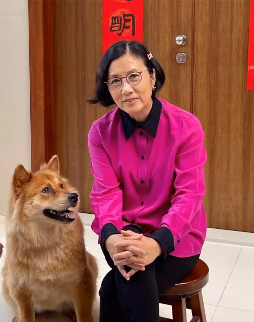 汪明荃曬素顏照,74歲臉色蠟黃,慈善晚會一席紅裙驚豔全場,網友:人好戲好令人尊重