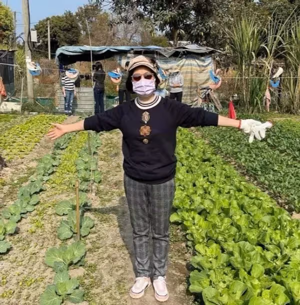 汪明荃曬素顏照,74歲臉色蠟黃,慈善晚會一席紅裙驚豔全場,網友:人好戲好令人尊重