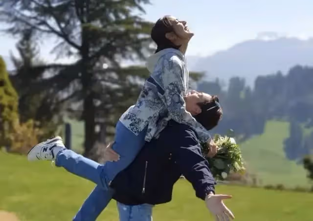 泰星Mark終於向Kim求婚了，好閨蜜Yaya見證甜蜜一刻！
