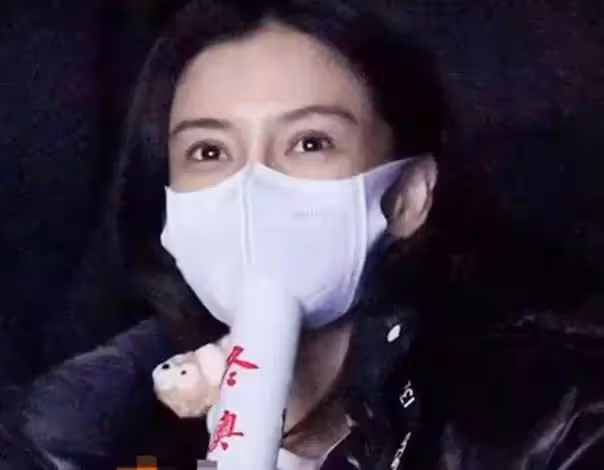 baby和閨蜜喝下午茶被偶遇,還沒化妝就出門,生圖下「純素顏露面」臉色太蒼白,網友:似乎有些疲憊
