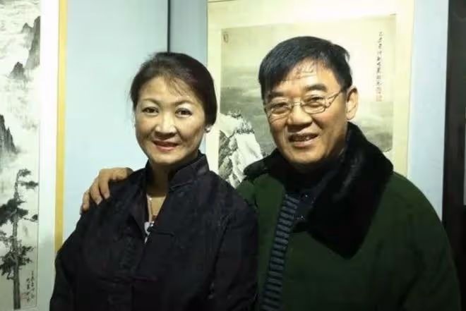 李立群一條圍巾戴35年,背後原因與妻子有關,兩人結婚多年超恩愛