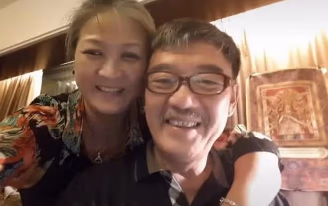 李立群一條圍巾戴35年,背後原因與妻子有關,兩人結婚多年超恩愛