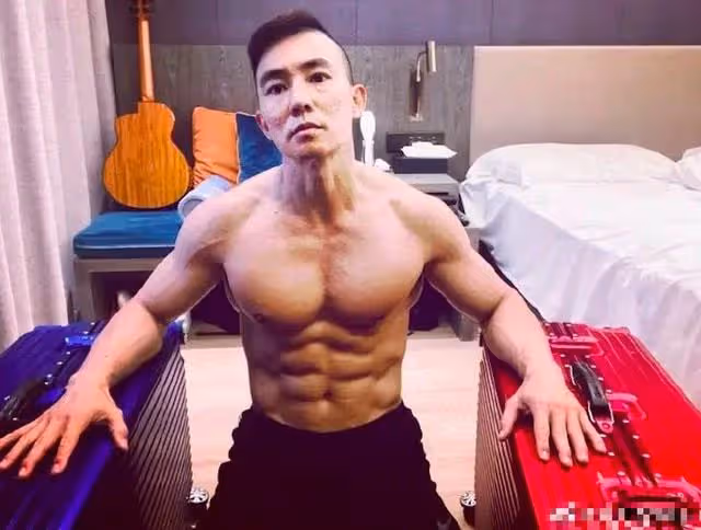 主播大洗牌！50歲的劉畊宏取代李佳琦成為直播一哥：靠的是身材