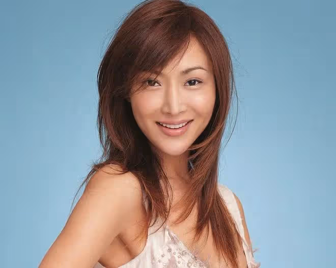 TVB女星郭金近照，穿皮草戴翡翠顯奢華，已成內地珠寶公司董事