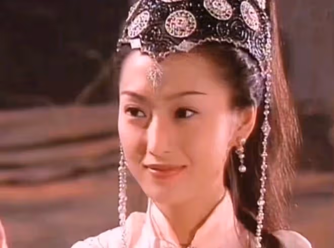 TVB女星郭金近照，穿皮草戴翡翠顯奢華，已成內地珠寶公司董事