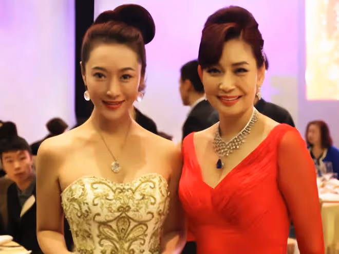 TVB女星郭金近照，穿皮草戴翡翠顯奢華，已成內地珠寶公司董事