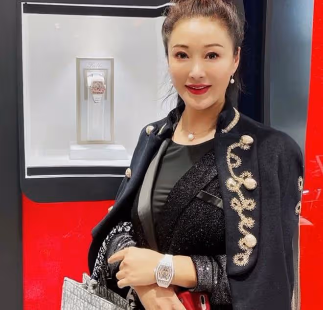 TVB女星郭金近照，穿皮草戴翡翠顯奢華，已成內地珠寶公司董事