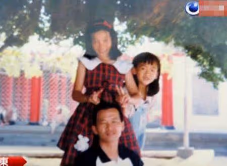 不忘養育恩!住寄養家庭半年「被生母帶走」 苦尋20年重逢「當場下跪叩謝」:沒有你們就沒有我
